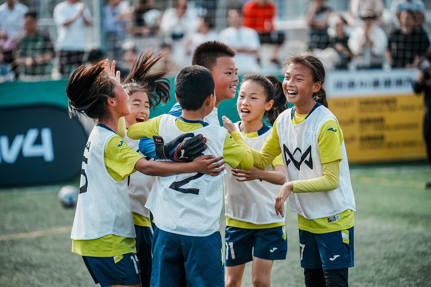笑顔で喜び合う選手たち
