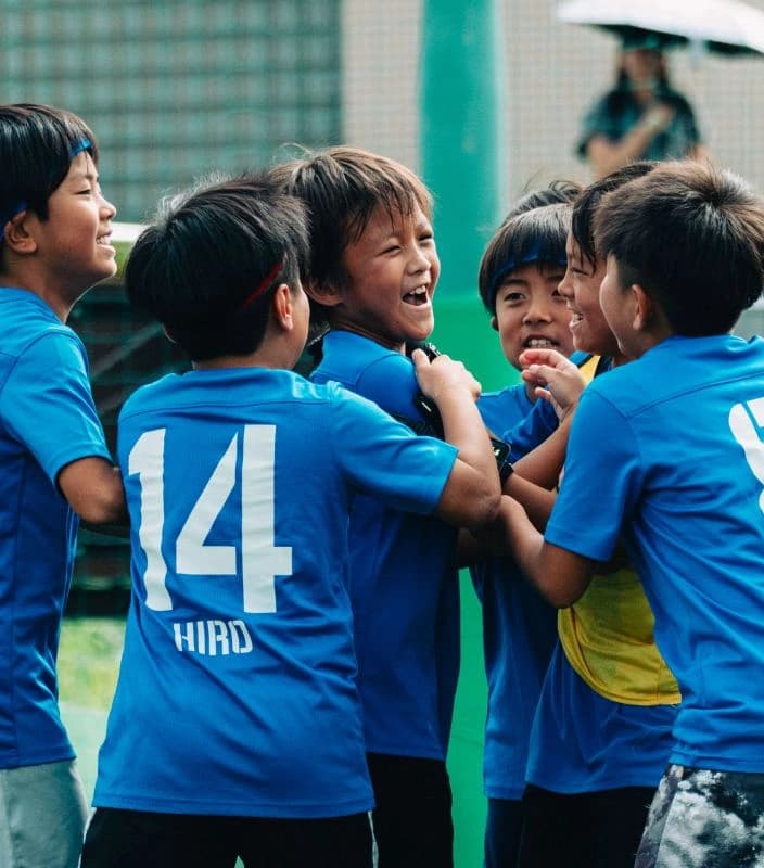 笑顔で集まる選手たち